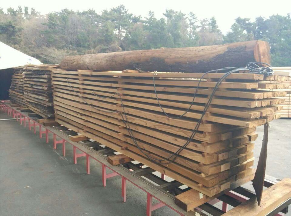 這是所屬韓國政府的工廠使用我們「達(dá)意」真空碳化設(shè)備生產(chǎn)出來的板材；碳化過程的溫度達(dá)到 230 攝氏度，木種為韓國的杉木。產(chǎn)品用途為制作桑拿浴里的墻板